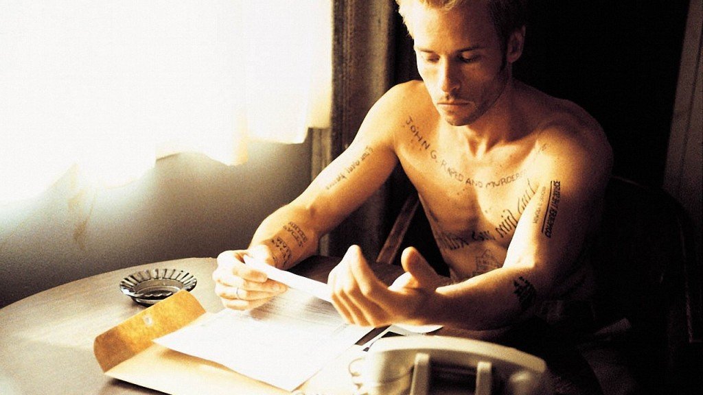 04-Guy-Pearce-Memento