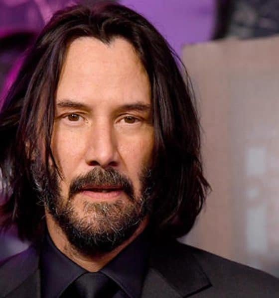 1564344071921.jpg keanu reeves ferma l auto per firmare un autografo