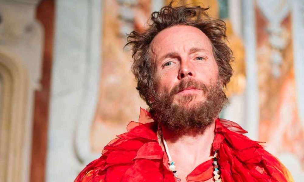 Jovanotti Health Update: Singer Unable to Walk After Summer Accident – Newscinema.it