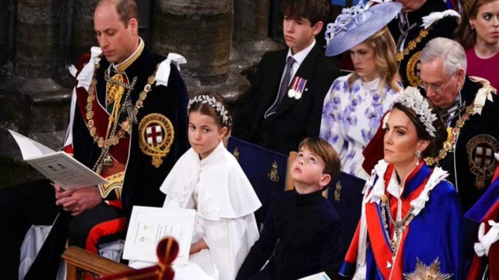 William e Kate con i loro figli - Fonte: histoiresroyales.fr - newscinema.it