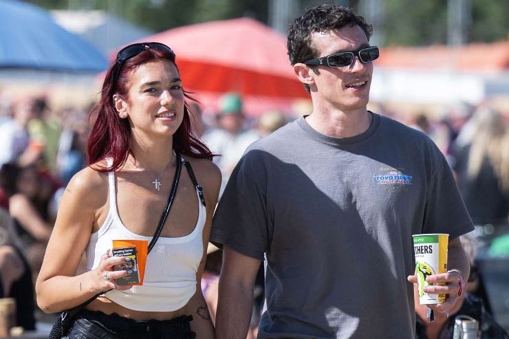 Dua Lipa e Callum Turner - fonte_web - newscinema.it