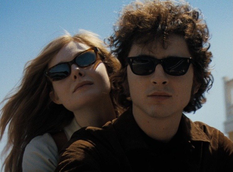 Elle Fanning e Timothée Chalamet in una scena di A Complete Unknown