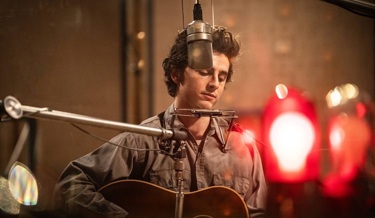 Timothée Chalamet alias Bob Dylan in una scena di A Complete Unknown