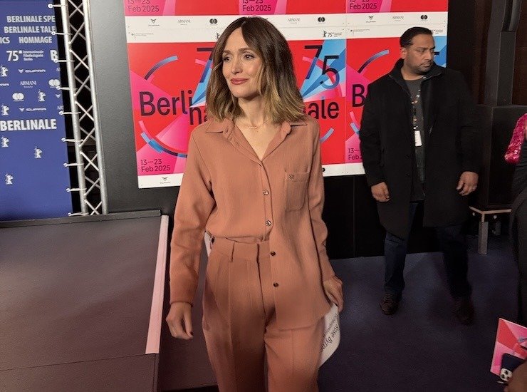 Rose Byrne in conferenza stampa alla Berlinale 75