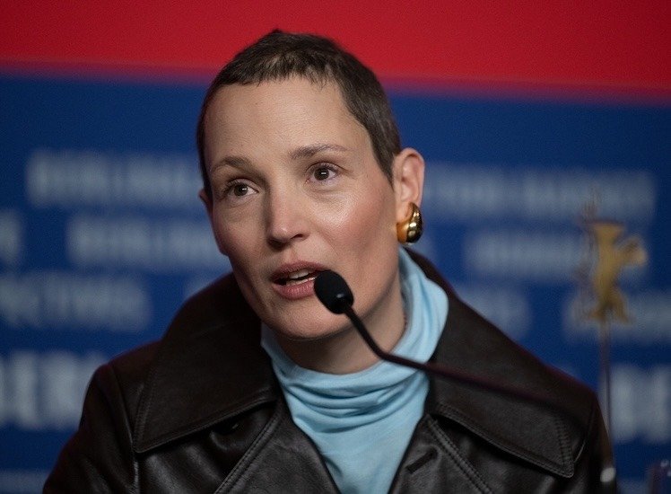 Vicky Krieps in conferenza stampa alla Berlinale 75